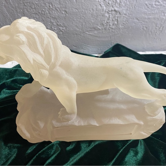 Vintage Frosted Resin Lion W/engravable plaque- it’s heavy. - Picture 6 of 15